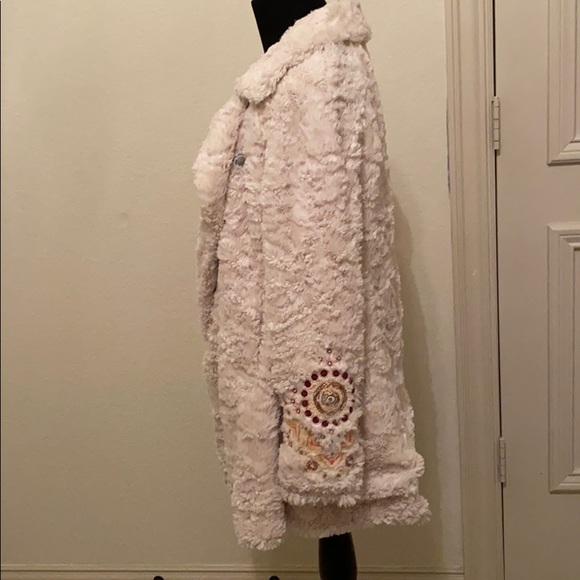 Free People Faux fur coat Like New! - Picture 2 of 6
